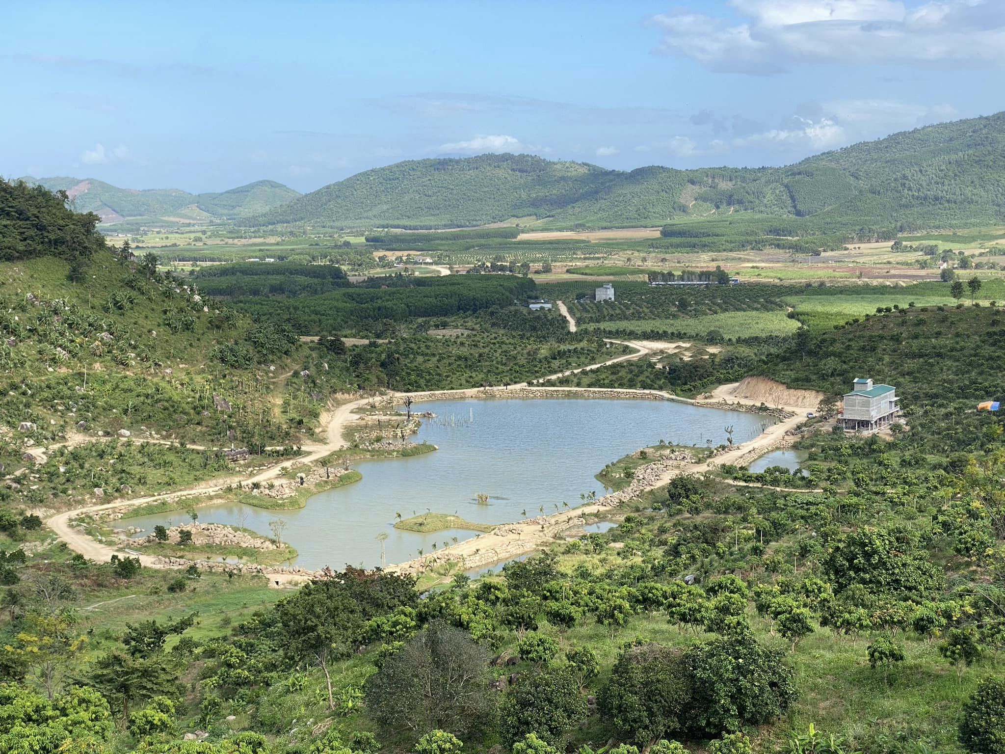 Hồ câu cá sinh thái giải trí Sản Việt Farm